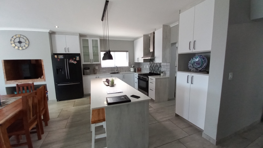 3 Bedroom Property for Sale in Kleinkoornhuis Western Cape